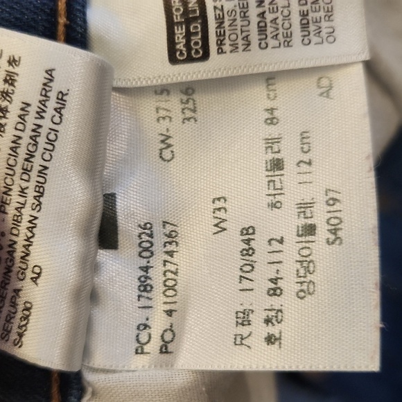 Medium wash Levi's jean shorts size 33! - Picture 5 of 11